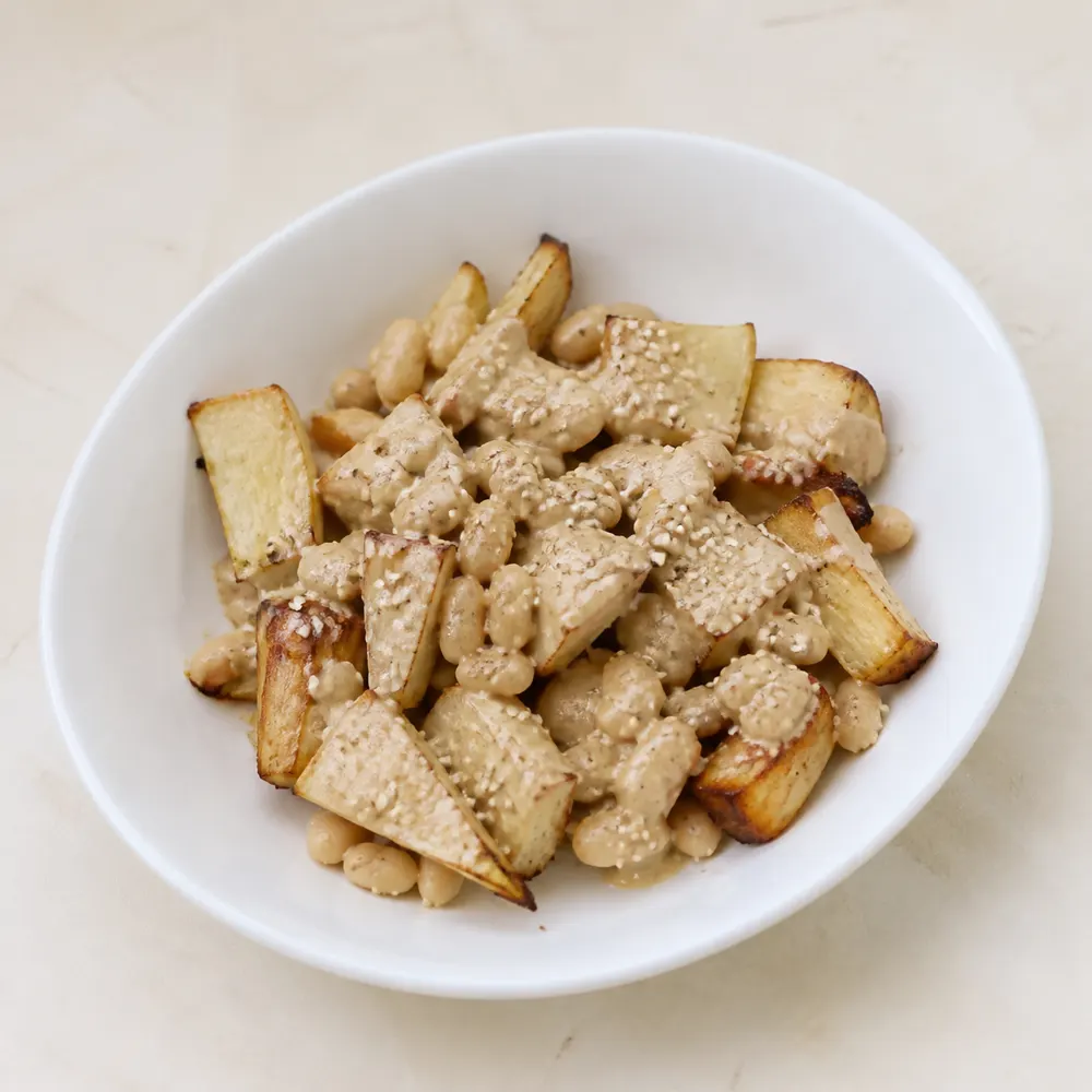 Боул с запечённым пастернаком, белой фасолью, тахини и кунжутом